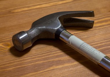 bir tablo üzerinde çekiç