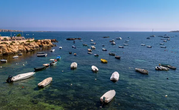 Båtar på malta bay — Stockfoto