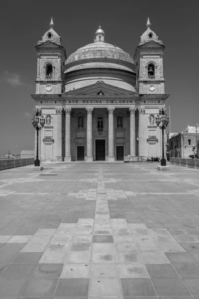 Igreja Mgarr preto e branco Fotos De Bancos De Imagens