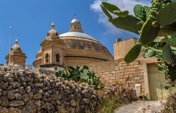 Mgarr kyrka bakom väggen — Stockfoto