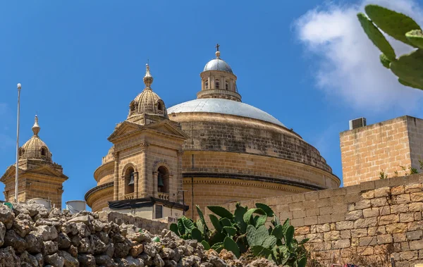 Mgarr kyrka tvärs över gatan — Stockfoto