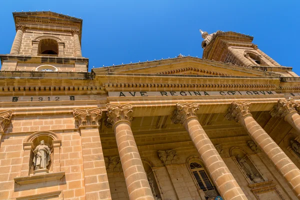 Mgarr kiliseden düşük açılı — Stok fotoğraf