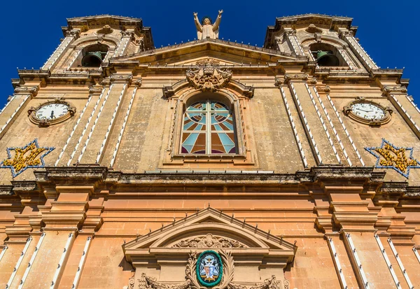 St catherine církevní nízký úhel — Stock fotografie