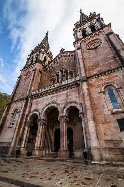 Covadonga bazilika nízký úhel — Stock fotografie