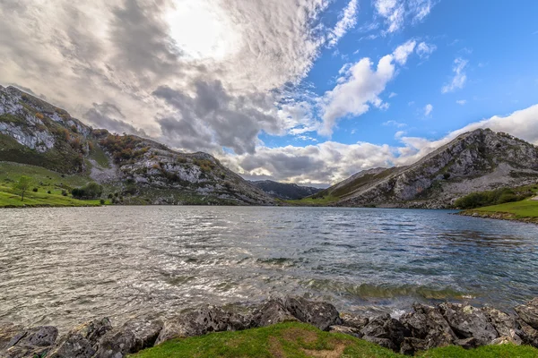 Lago de enol — Fotografia de Stock