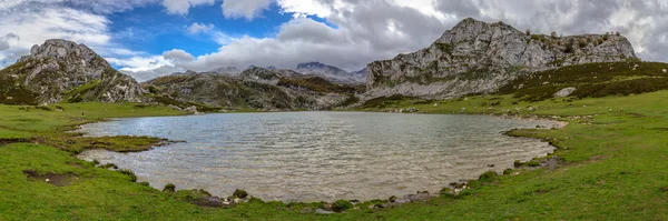 Ercina jezero panoramatické — Stock fotografie