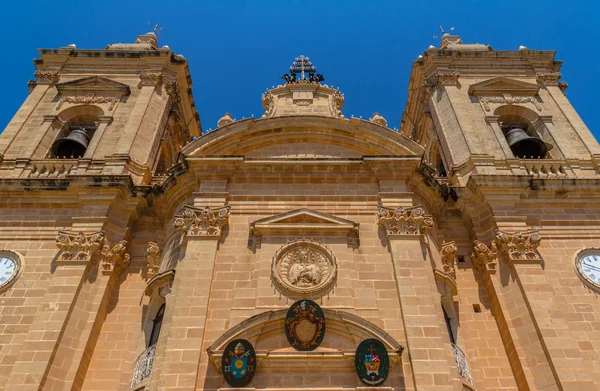 Igreja de Xaghra ângulo baixo — Fotografia de Stock