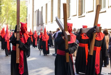 haç taşıyan nazarenos
