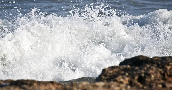 Vagues dans la mer Méditerranée — Photo