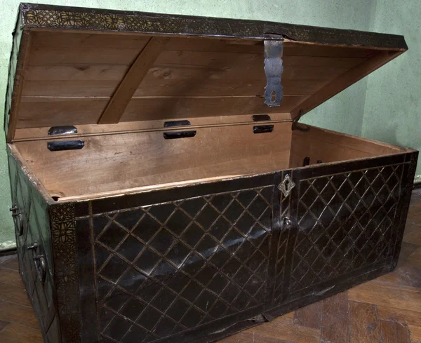 Antique steamer trunk. — Stock Photo, Image