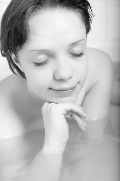 Девушка в ванной — стоковое фото