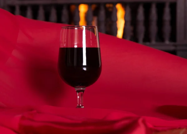 Вино и камин — стоковое фото