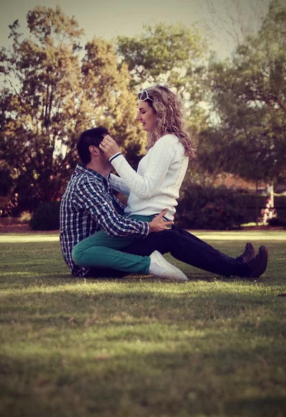 Couple outdoors — Stock Photo, Image