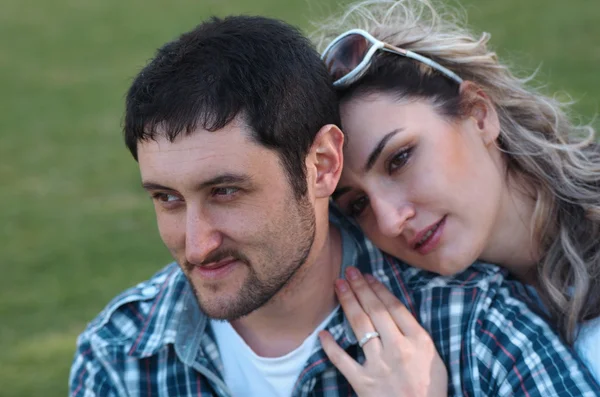 Couple outdoors — Stock Photo, Image