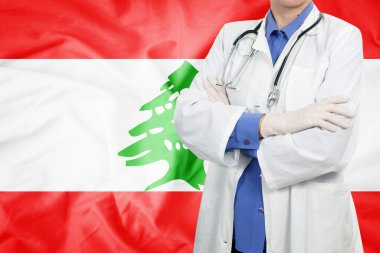 Doktor bayrak sallıyor.