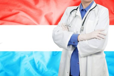 Doktor bayrak sallıyor.