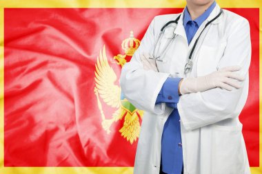 Doktor bayrak sallıyor.