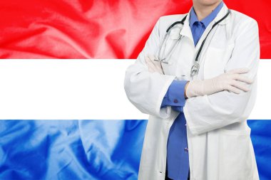 Doktor bayrak sallıyor.