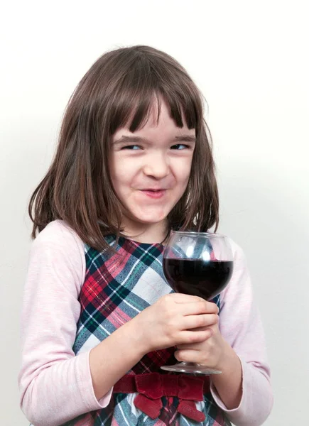 Barnflicka Med Glas Vin — Stockfoto