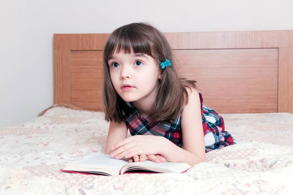 Menina Lendo Livro Casa — Fotografia de Stock