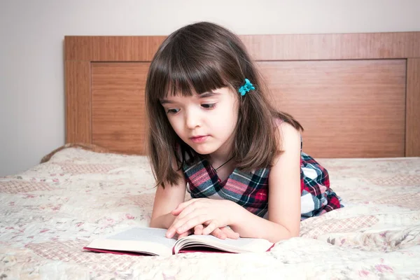 Bambina Che Legge Libro Casa — Foto Stock