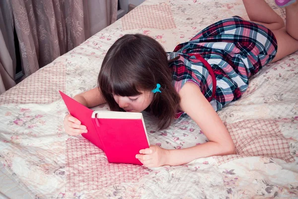 Little Girl Reading Book Home — Stock Photo, Image