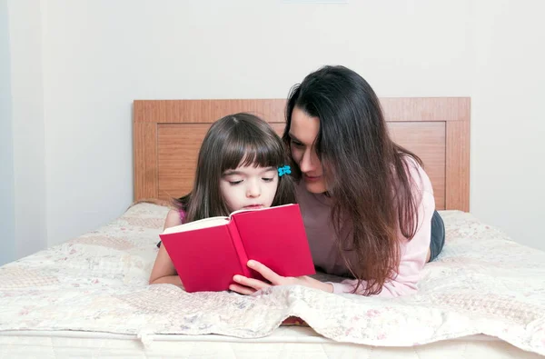 Mom Daughter Reading Together — Stock Photo, Image