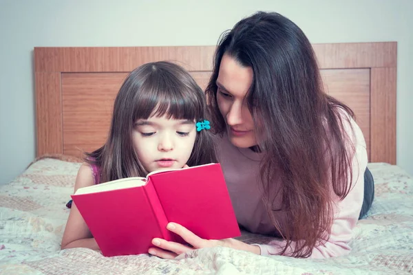 Mamma Con Figlia Che Legge Insieme — Foto Stock