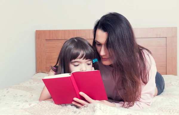 Moeder Met Dochter Samen Lezen — Stockfoto