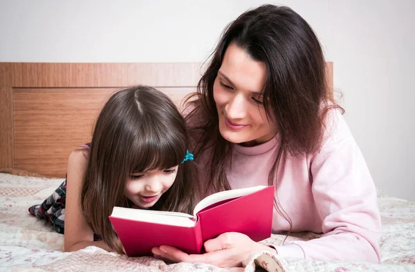娘さんと一緒に読書してるお母さん — ストック写真