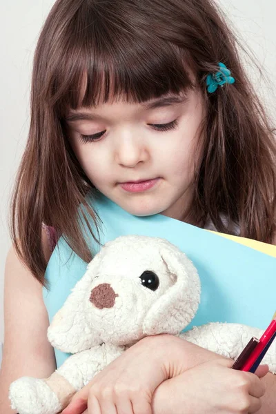 Menina Criança Com Brinquedo — Fotografia de Stock