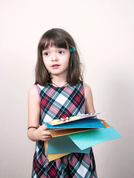 Mała Dziewczynka Czyta Książkę Domu — Zdjęcie stockowe