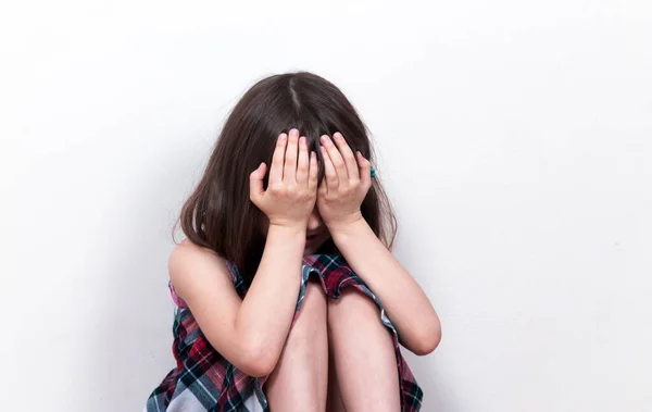 Μικρό Κορίτσι Που Κάθεται Κατάθλιψη — Φωτογραφία Αρχείου