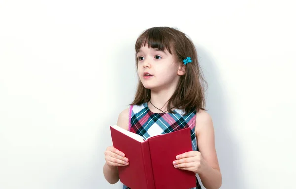 Menina Lendo Livro Casa — Fotografia de Stock