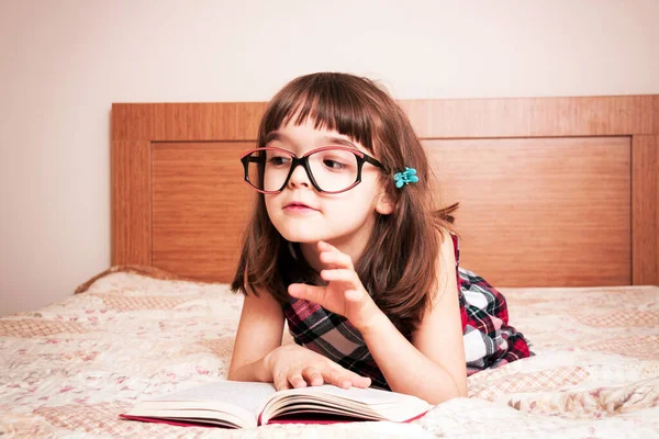 Маленькая Девочка Читает Книгу Дома — стоковое фото