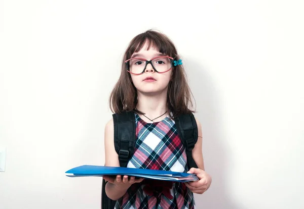 Menina Lendo Livro Casa — Fotografia de Stock