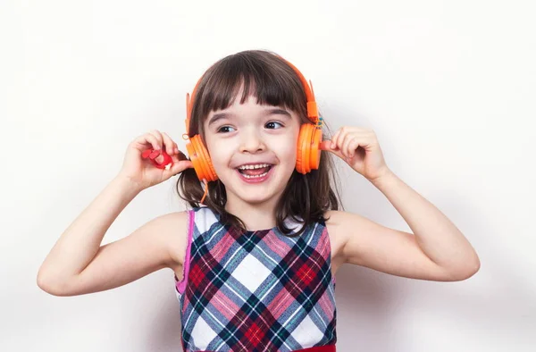 Mała Dziewczynka Używająca Słuchawek — Zdjęcie stockowe