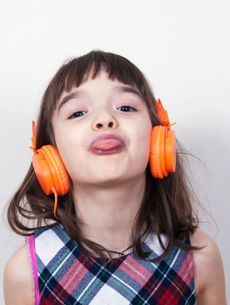 Mała Dziewczynka Używająca Słuchawek — Zdjęcie stockowe