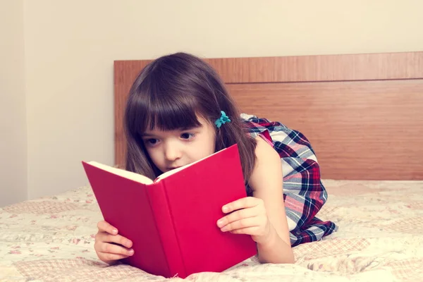 Menina Lendo Livro Casa — Fotografia de Stock