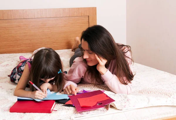 Mamma Con Figlia Che Legge Insieme — Foto Stock