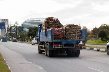 Batum. Gürcistan - 19 Mart 2021: Batum sokaklarında kamyon