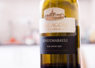 Batum. Gürcistan - 3 Aralık 2021: Badagoni 'nin Kindzmarauli şarabı. Kindzmarauli, Gürcistan 'daki en ünlü şaraplardan biridir.