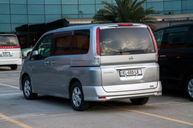 Batum. Georgia - 2 Nisan 2022 Nissan Serena Batumi sokaklarında. Georgia