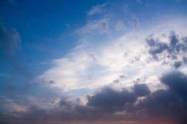 Dramatik gökyüzü denizi ovalıyor