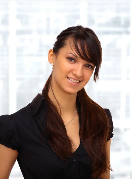 Nette Geschäftsfrau im Büro. — Stockfoto