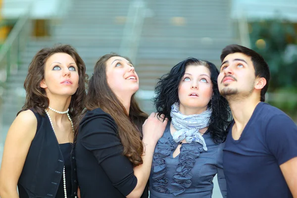 Grupo de estudantes alegres . — Fotografia de Stock