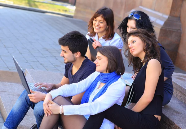 Gruppe fröhlicher Studenten. — Stockfoto