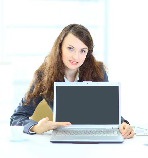 Belle femme d'affaires dans le bureau, représentation de l'ordinateur portable . — Photo