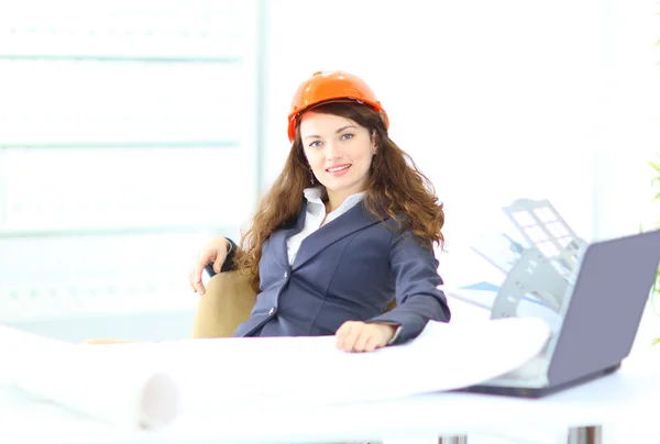 Bella ingegnere donna d'affari con l'ufficio piano di lavoro . — Foto Stock