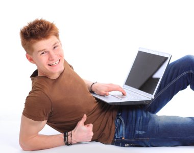 başarılı mutlu bir adam laptop kullanma o n kat yalan